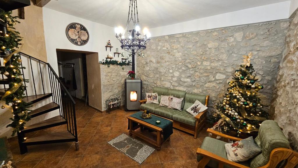 een woonkamer met een kerstboom en een trap bij PietraViva Casa vacanze FAICCHIO, NON VISANTI in Visanti