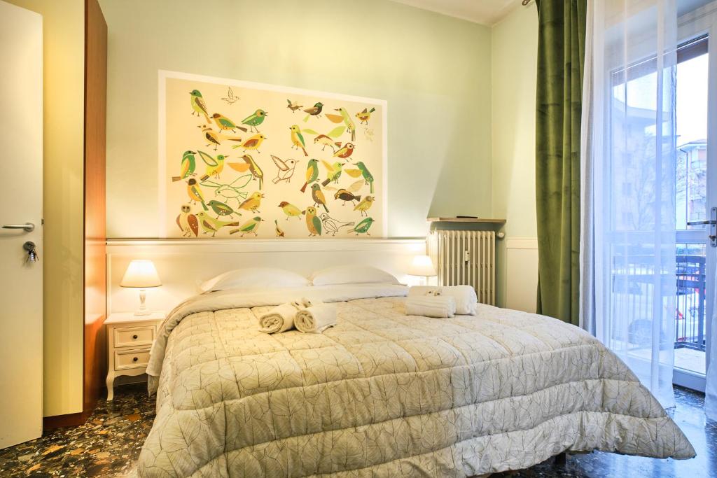 um quarto com uma cama com dois bichos de peluche em La Voliera em Verona