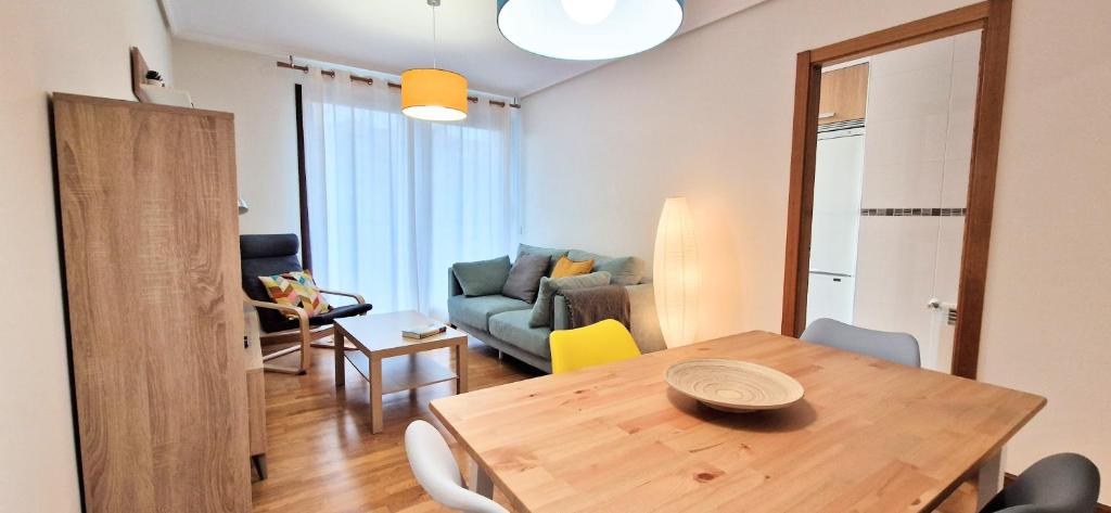 sala de estar con mesa y sofá en Apartamento I&F Colombres by Casas de Los Picos en Colombres