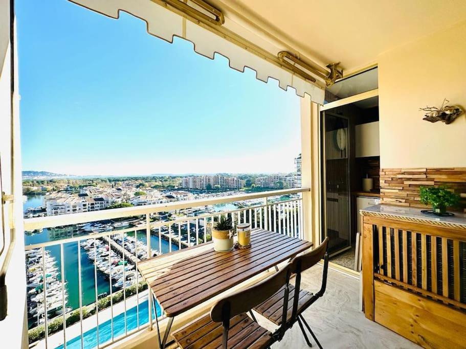 d'un balcon avec une table et une vue sur le port. dans l'établissement Studio baie Cannes golf piscine mer, à Mandelieu-la-Napoule