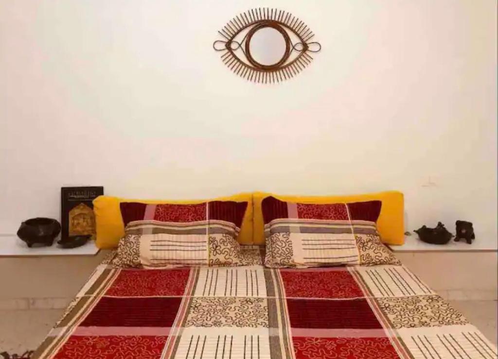 El AouinaにあるSuite privée dans un appartement à partagerのベッドルーム1室(壁に鏡付きのベッド1台付)