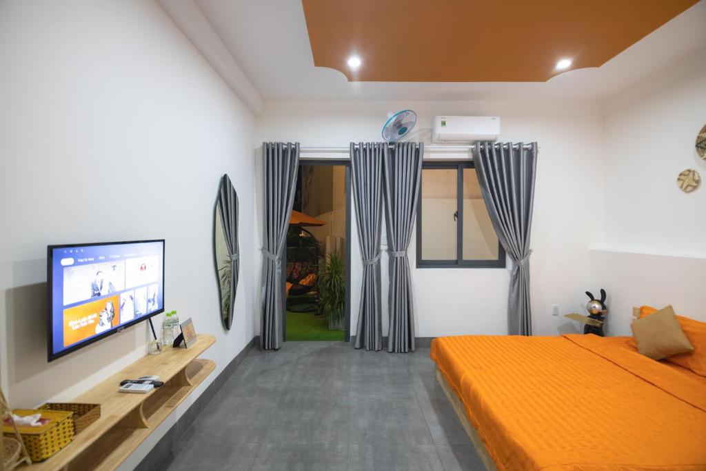 um quarto com uma cama e uma televisão de ecrã plano em PAL coffee & homestay em Vung Tau