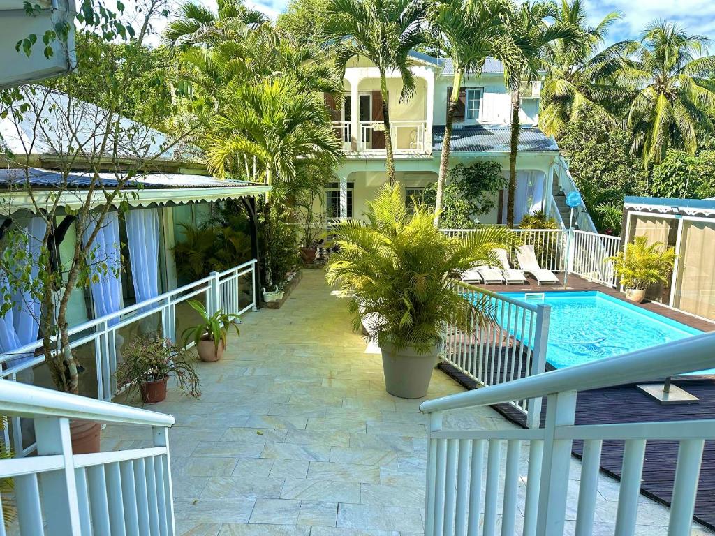 サント・ローズにあるAppartement charmant à Sainte-Rose, 60m² + piscineのスイミングプール付きの家のバルコニー