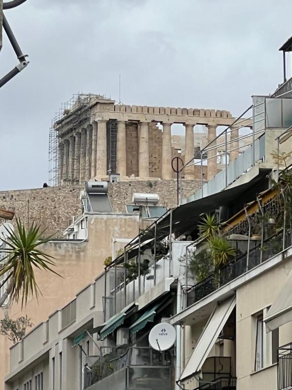 vistas a un edificio desde el balcón de un edificio en Acropolis Luxury Apartments Parthenon view en Athens