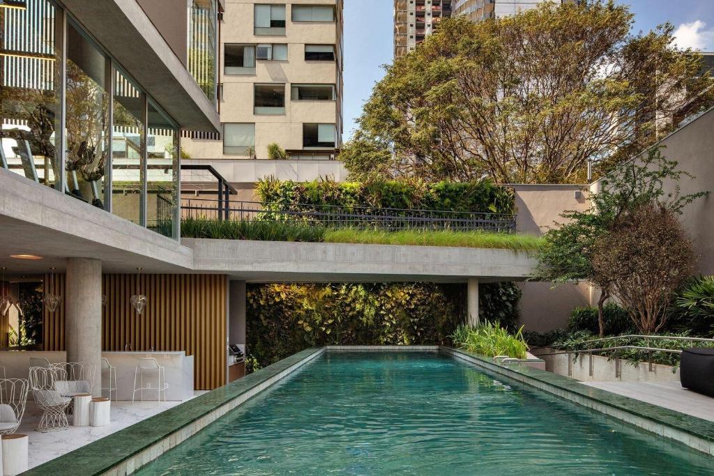 una piscina en medio de un edificio en Float By Yoo, en São Paulo