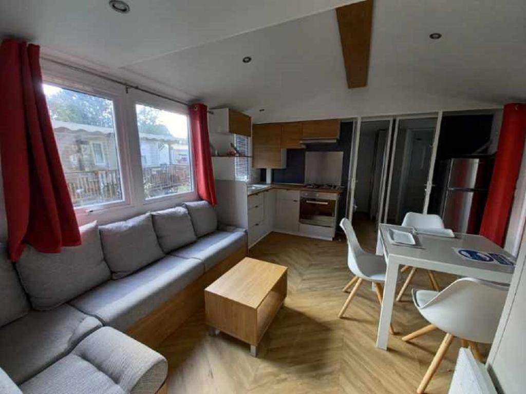 Kuchyň nebo kuchyňský kout v ubytování mobile home for you Les Rives de Condrieu
