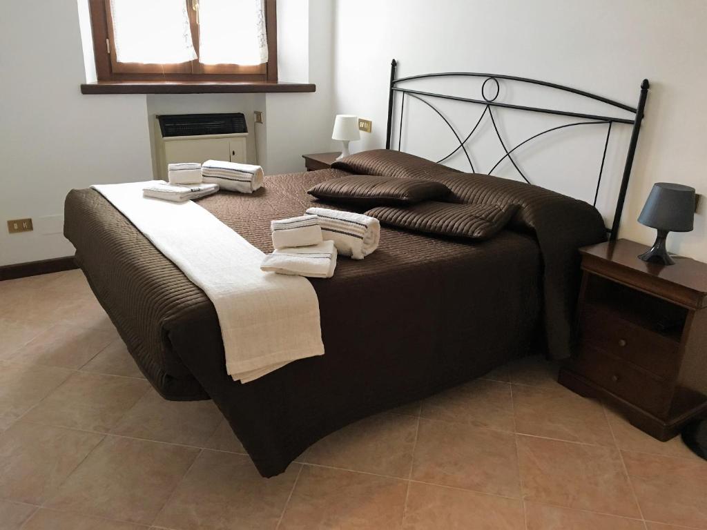 ein Schlafzimmer mit einem Bett mit Handtüchern darauf in der Unterkunft Chianciano Lettings in Chianciano Terme