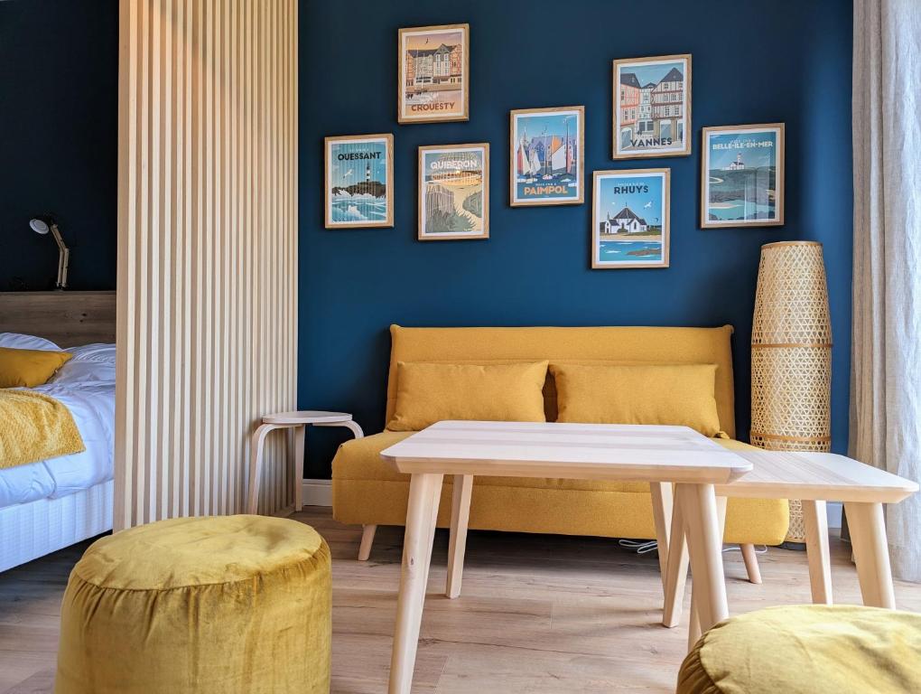 un salon avec un canapé et une table dans l'établissement GLAZIK - Studio - Lumineux - Parking, à Vannes