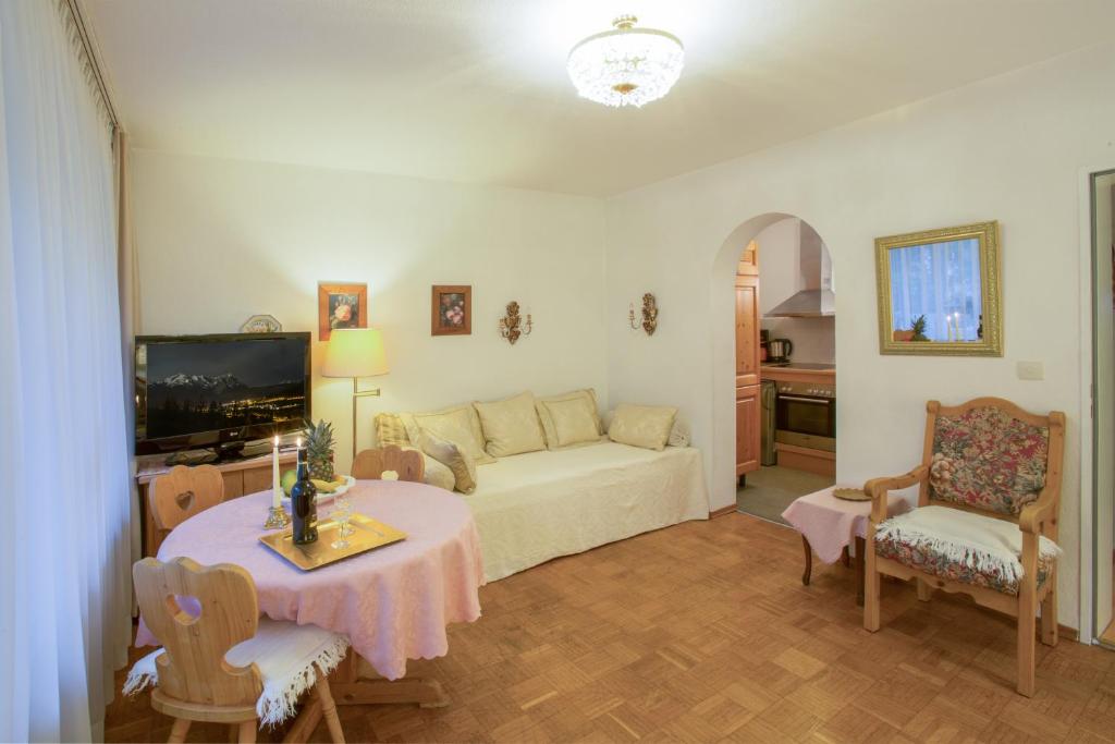 TV a/nebo společenská místnost v ubytování Landhaus Alpenblick