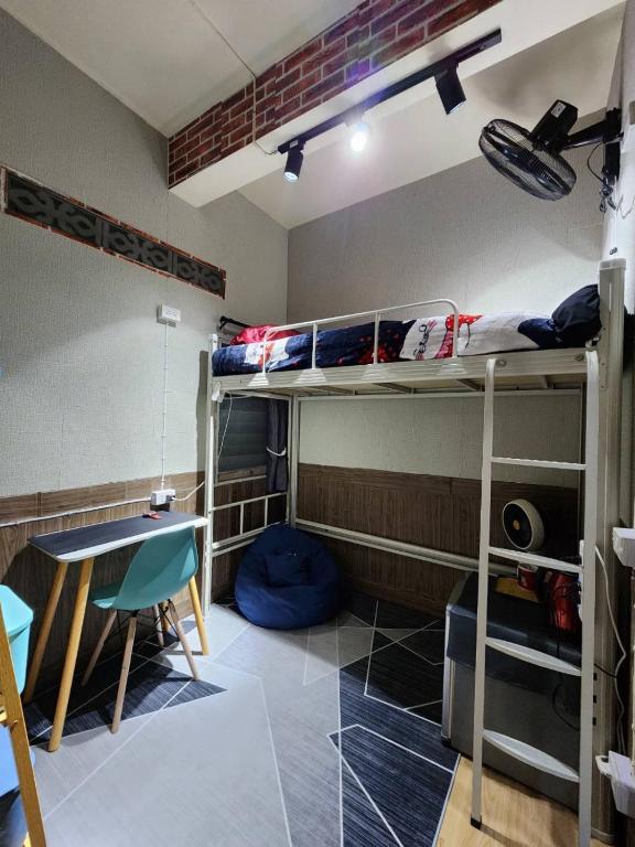 113 Quiet and Cozy Loft Apartment with free Wi-fi في بانكوك: غرفة بسريرين بطابقين وطاولة