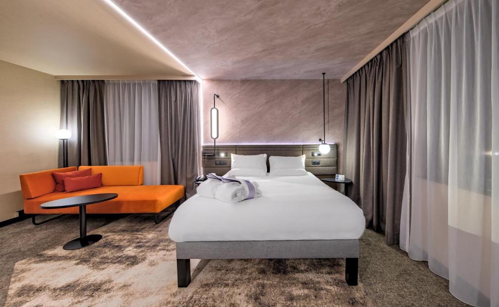 
Junior Suite with Queen Bed and Sofa Bed
