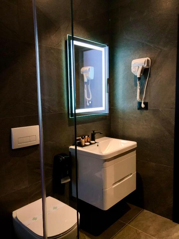 Koupelna v ubytování BAZ'HUR Boutique Hotel