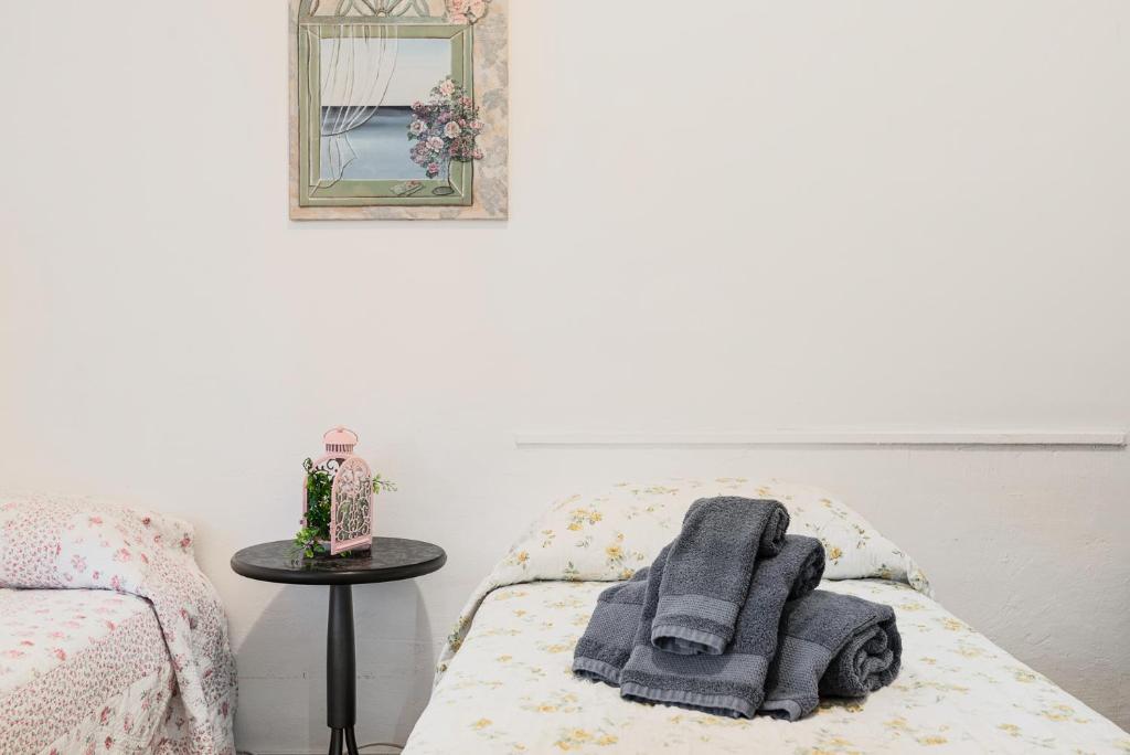 - une paire de serviettes assises sur un lit dans une pièce dans l'établissement Dal pozzo appartamento, à Deiva Marina