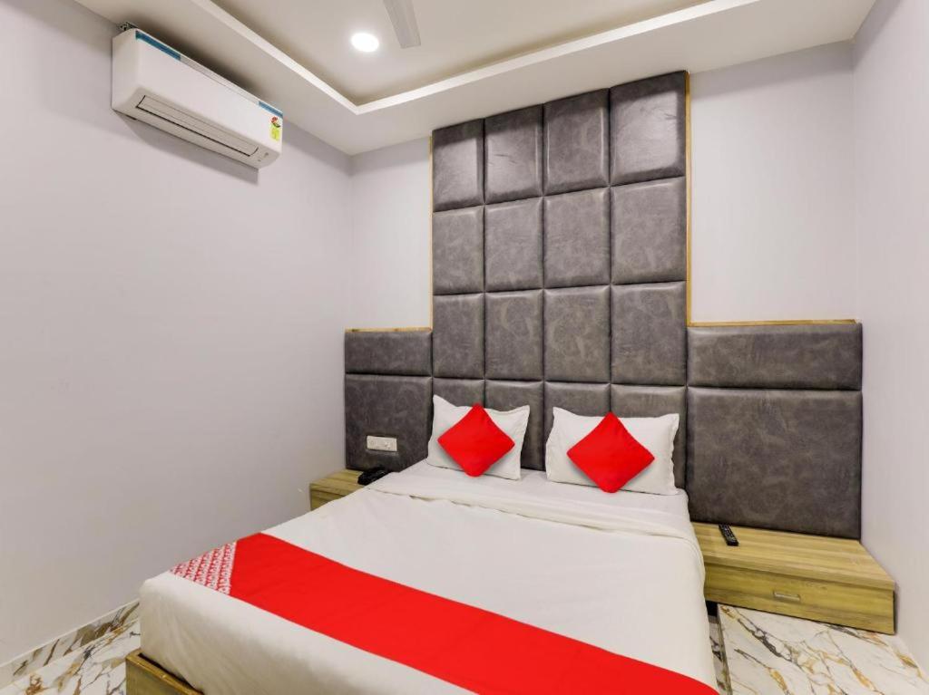 Postel nebo postele na pokoji v ubytování HOTEL KRISHNA