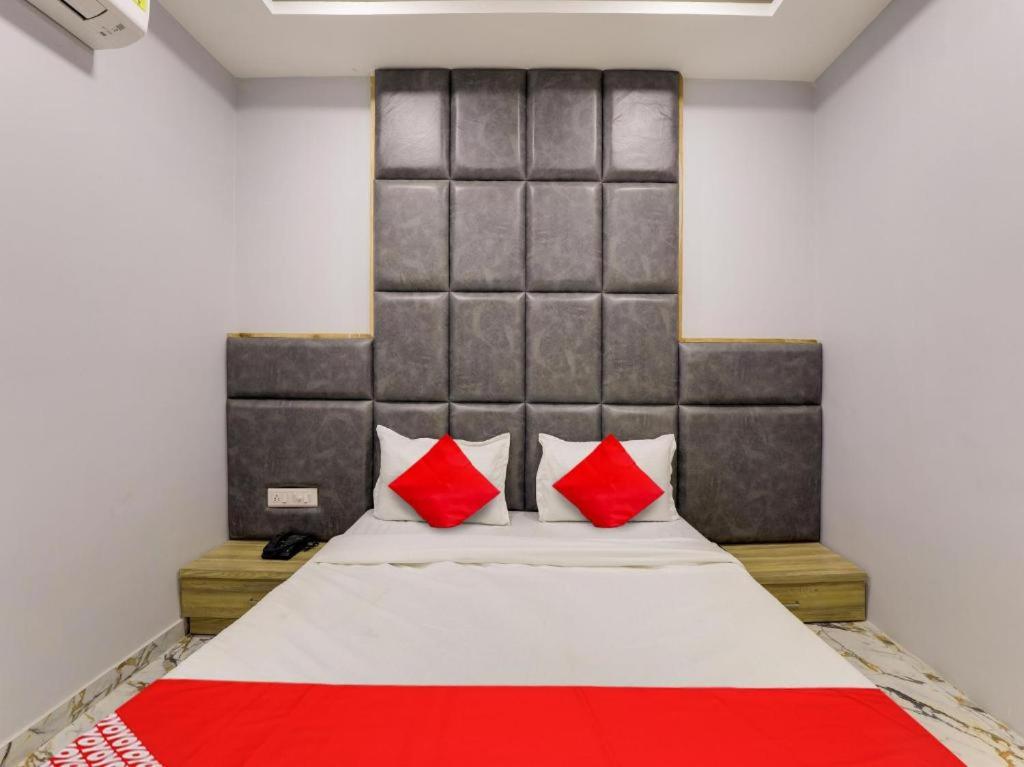 Postel nebo postele na pokoji v ubytování HOTEL KRISHNA