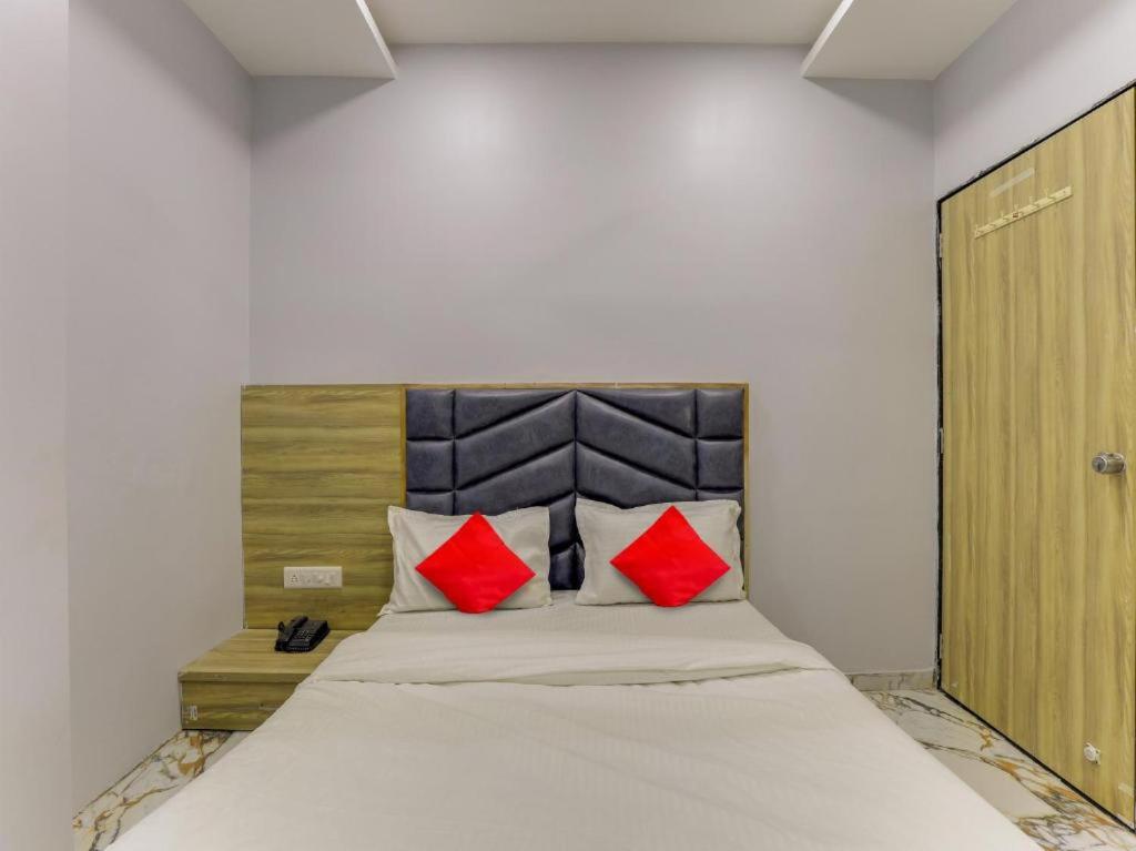 Postel nebo postele na pokoji v ubytování HOTEL KRISHNA