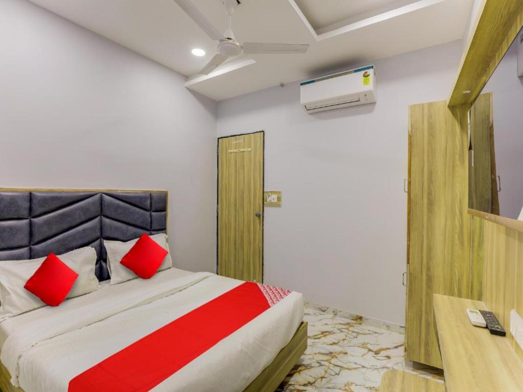Postel nebo postele na pokoji v ubytování HOTEL KRISHNA