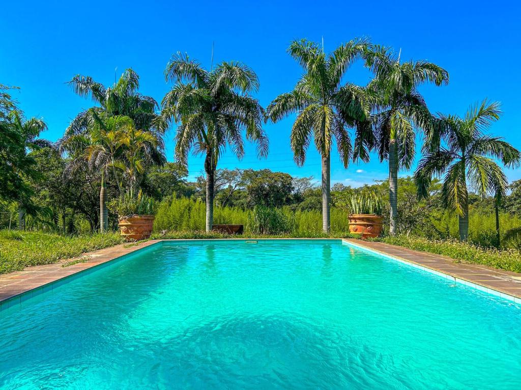 A piscina em ou perto de Chácara 2 com Wi-Fi e churrasqueira em Holambra SP