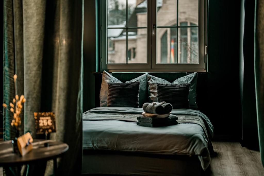 A bed or beds in a room at LLR Design Apartment - Emerald Green im Zentrum von Koblenz