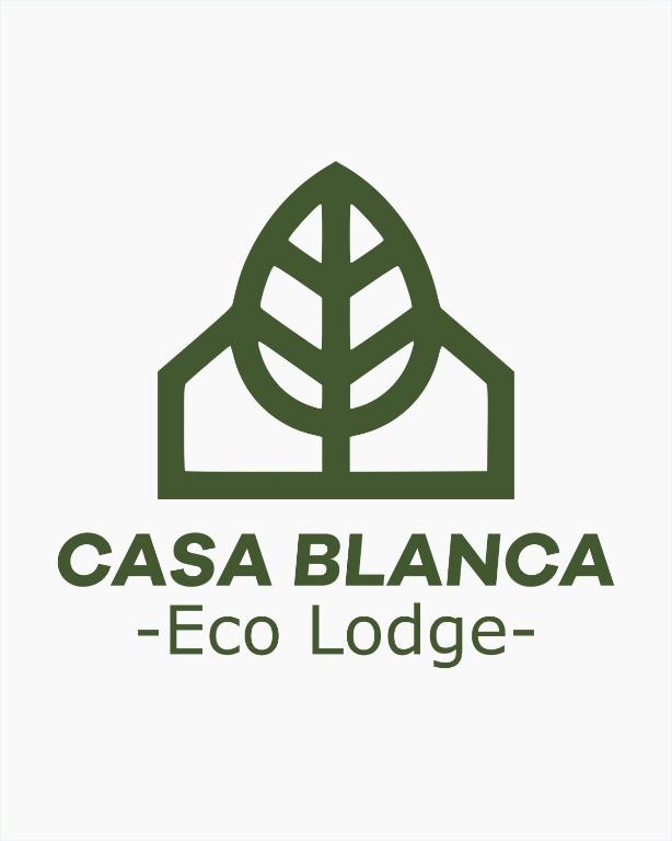 un logo pour une lasagne Lodge écologique blanc dans l'établissement Casa Blanca, 