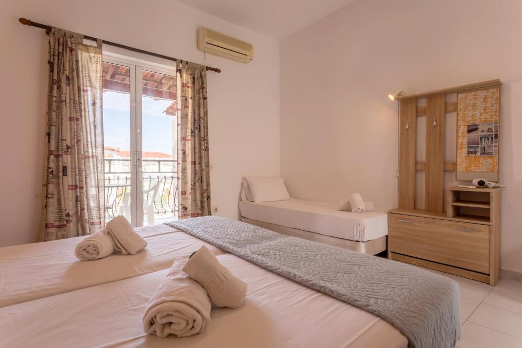 Postel nebo postele na pokoji v ubytování HOLIDAYS STUDIOS & APARTMENTS