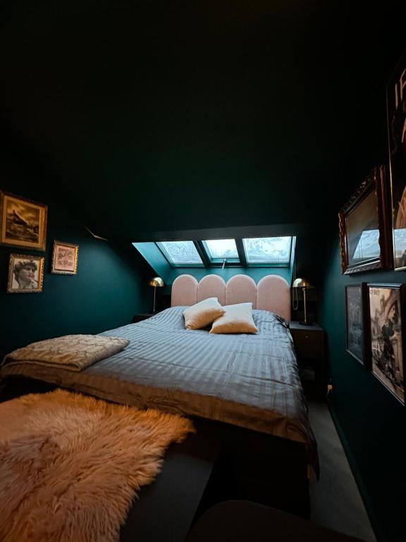 Una cama o camas en una habitación de Art Deco Loft - Limited Edition