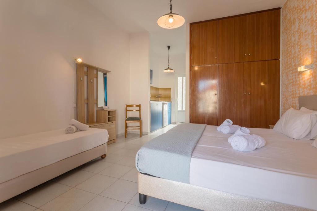 Postel nebo postele na pokoji v ubytování HOLIDAYS STUDIOS & APARTMENTS