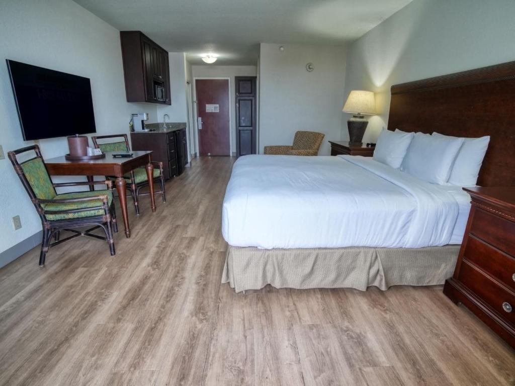 Treasure Island Hotel and Marina - King Room - Non-Smoking
