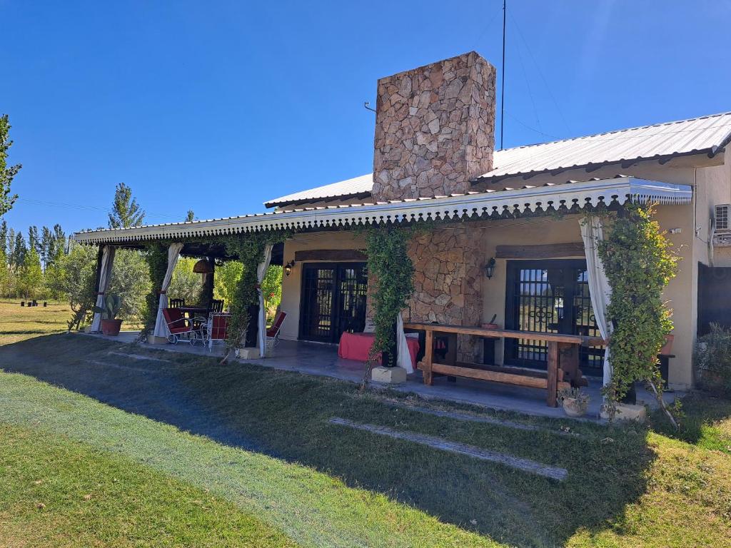 una casa con una mesa de picnic delante de ella en El Madejo - del Valle de Uco en Tunuyán