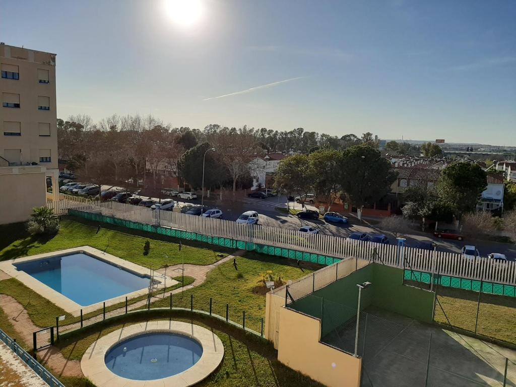 een uitzicht over een zwembad in een stad bij LUX-Palacio Fibes in Sevilla
