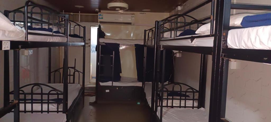 Cette chambre comprend 3 lits superposés. dans l'établissement SAJID GUEST HOUSE, à Mumbai