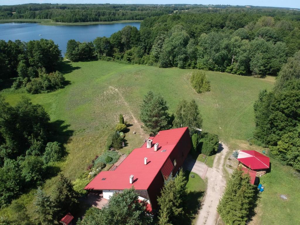 une vue aérienne sur une grange avec un toit rouge dans l'établissement Agroturystyka Kalwiszki, à Sejny