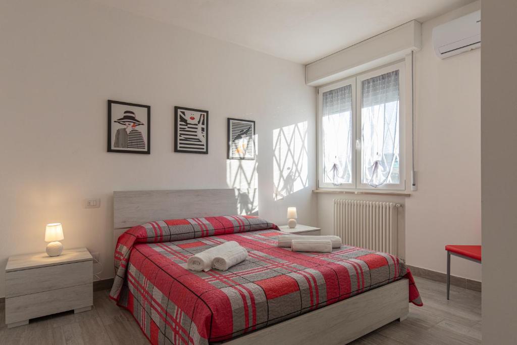a bedroom with a bed with two towels on it at White Angel in Castelnuovo del Garda