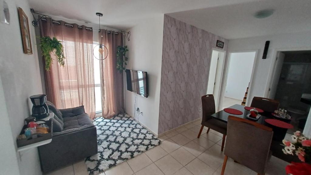 特雷索波利斯的住宿－Apartamento em Pimenteiras，客厅配有沙发和桌子