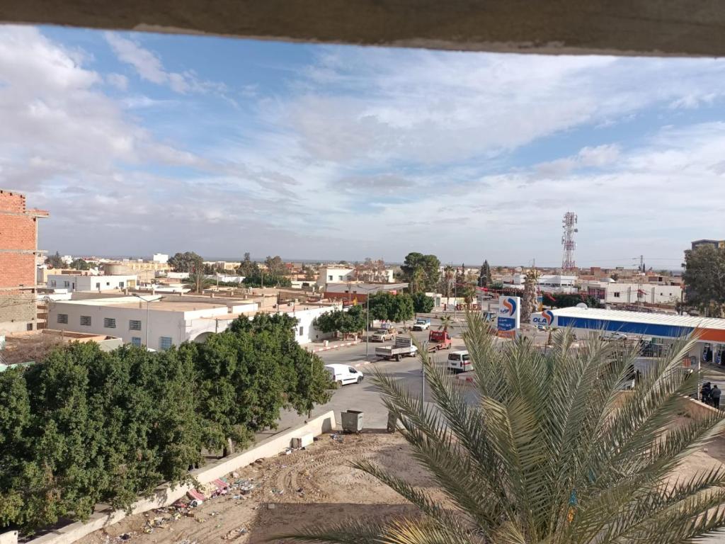 vistas a una calle de la ciudad con una palmera en Dar kenza, en Ar Riqāb