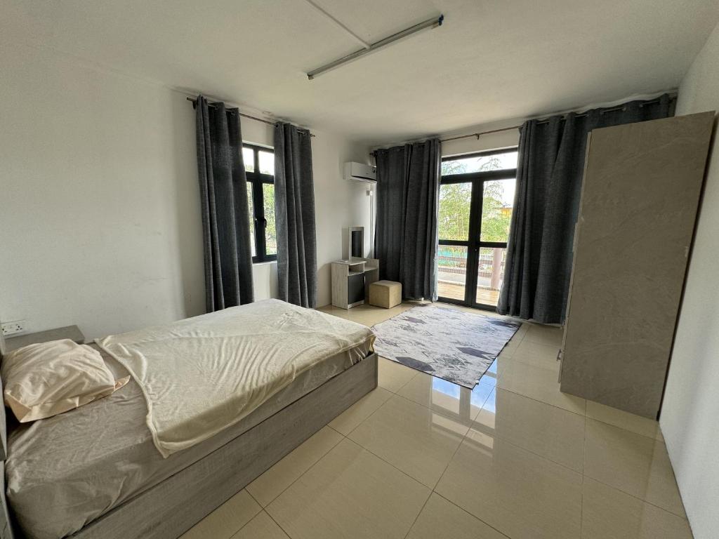 een slaapkamer met een bed en een raam bij 2-bedroom Apartment in Rose-Hill in Trianon