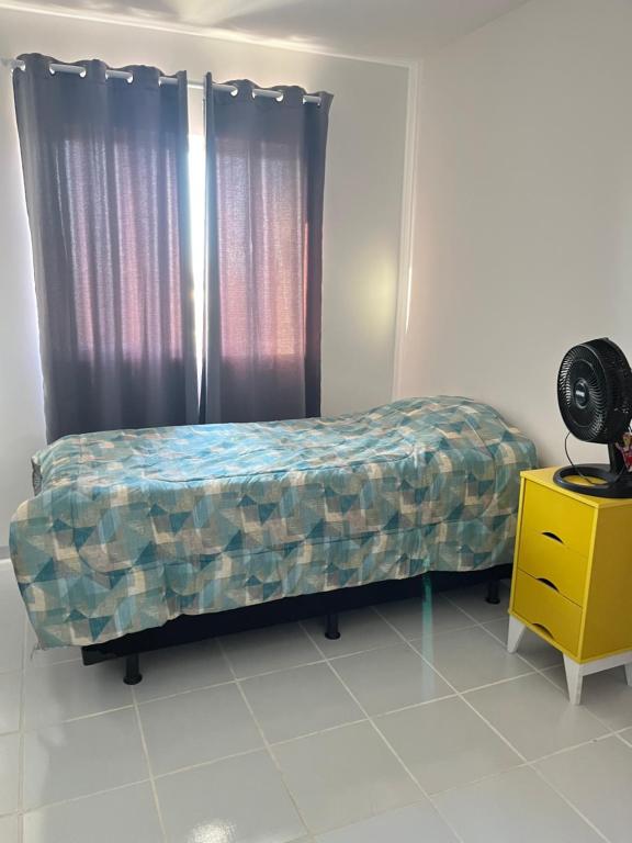 1 dormitorio con 1 cama y vestidor amarillo en Home Austria-RN, en Parnamirim