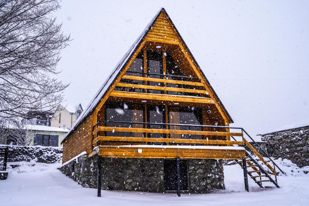 カズベギにあるKhara Cottage Kazbegiの雪の急屋根の家