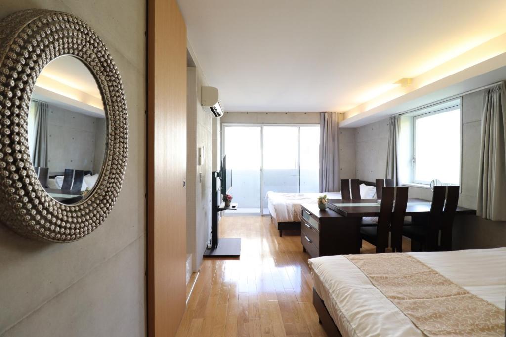 Habitación de hotel con espejo y comedor en Ideal Tennoji - Vacation STAY 15959, en Osaka