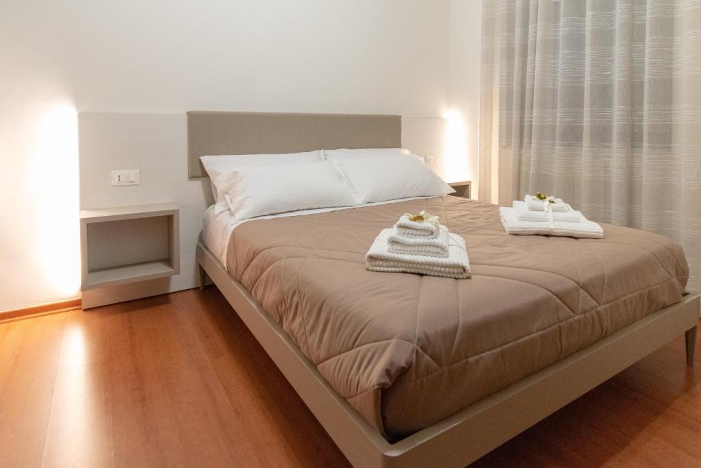 1 dormitorio con 1 cama con 2 toallas en B&B Il Mercantello, en Teana