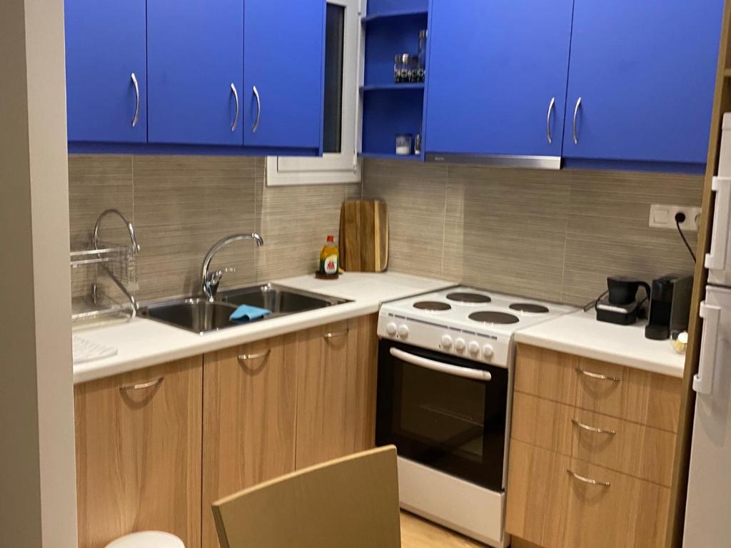 A kitchen or kitchenette at Nice 1BD apartment close to metro station Ampelokipoi