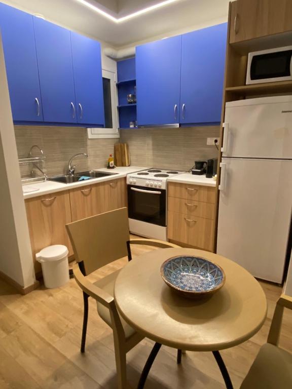 A kitchen or kitchenette at Nice 1BD apartment close to metro station Ampelokipoi