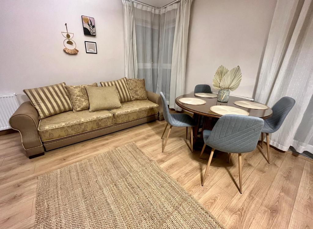 Зона вітальні в Oldtown Retro Apartment by Marina with balcony for 6 people