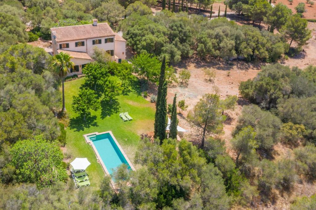 une vue aérienne d'une maison avec piscine dans l'établissement Finca Porto Cristo - Es Bosquet, à Manacor