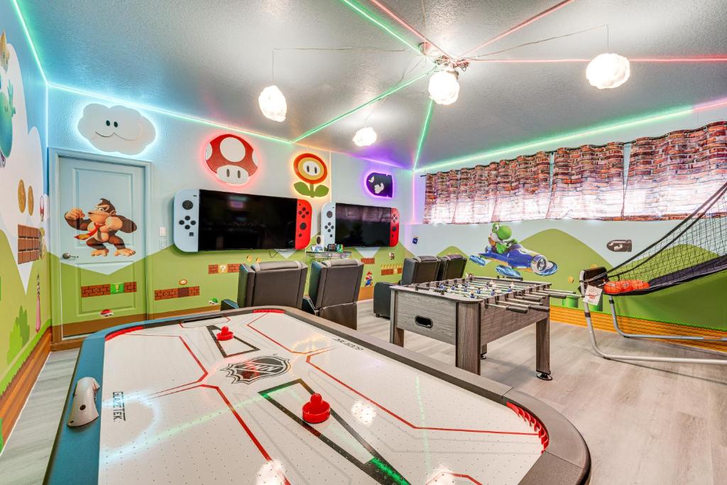 Disney Getaway with Game Room and Home Theater!, Davenport – Updated ...