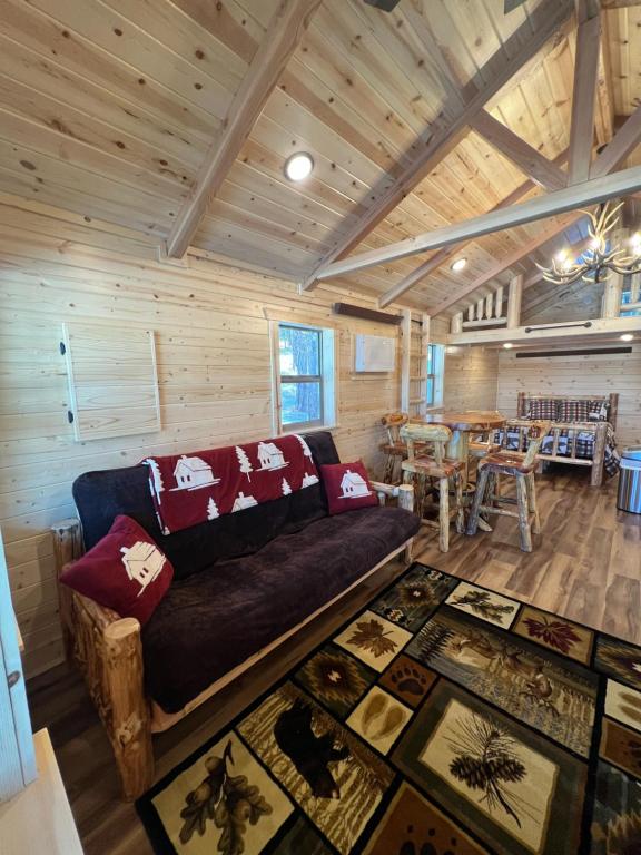 uma sala de estar com um sofá numa cabina em The Lodge at Devils Tower em Devils Tower