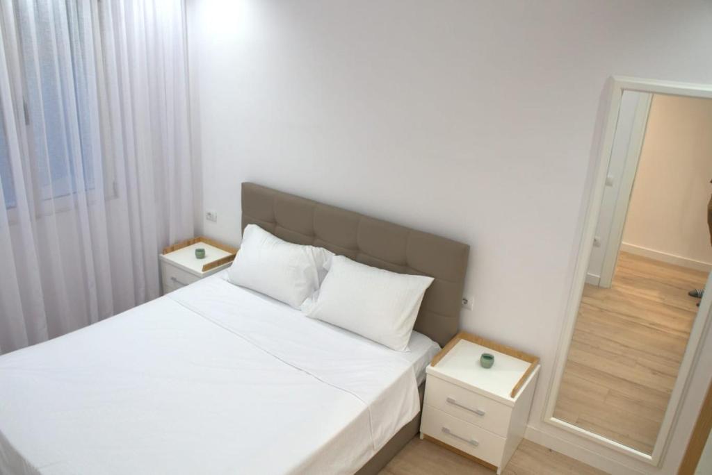 Alle's Komuna Parisit lux apartment - Image 2