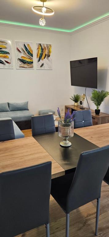 - une salle à manger avec une table et un canapé dans l'établissement Apartament KRYSTIAN, à Suwałki