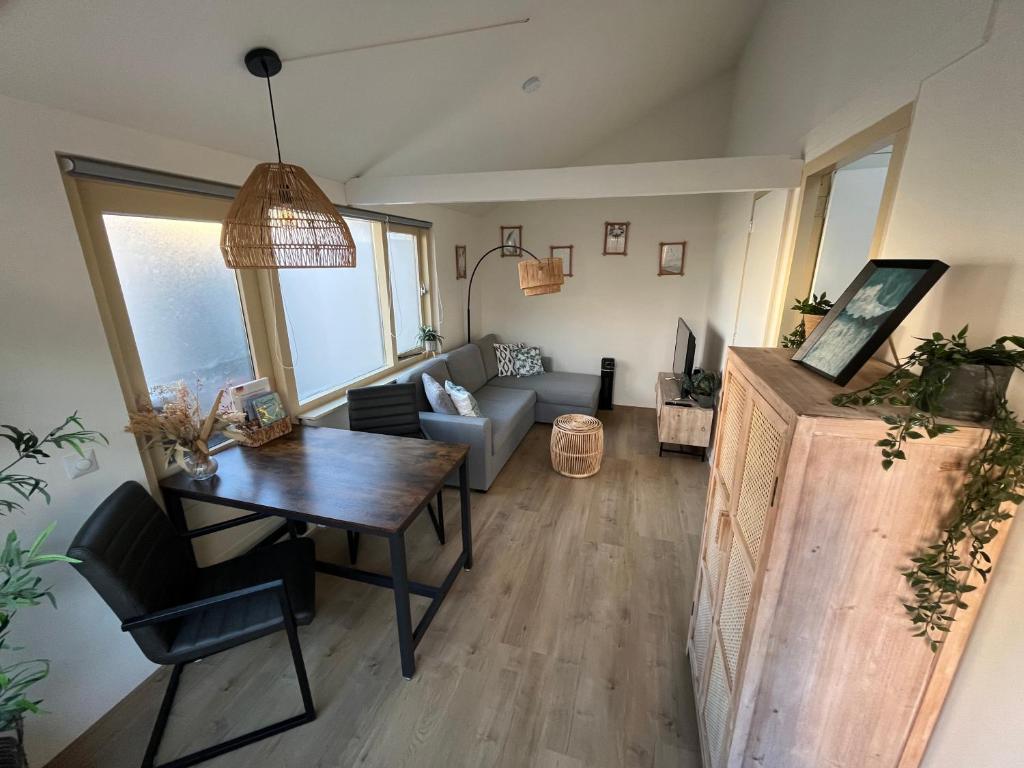 - un salon avec une table et un canapé dans l'établissement Bed & Beach Noordwijk - 200m from beach and free parking, à Noordwijk aan Zee