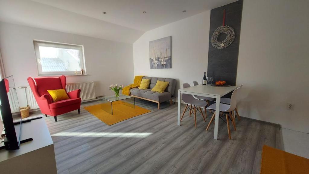 ein Wohnzimmer mit einem Sofa und einem Tisch in der Unterkunft Dream team in Osijek